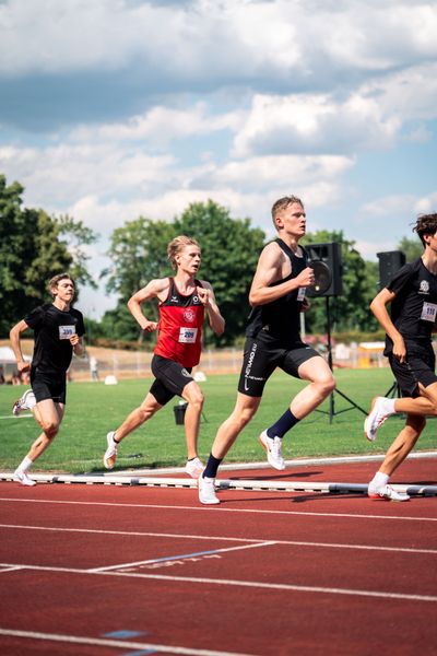 Mika Pikutzki (LG Osnabrueck) hinter Tammo Doerner (SV Nordenham) und vor Peter Rothaupt (TV Lilienthal) ueber 800m am 03.07.2022 waehrend den NLV+BLV Leichtathletik-Landesmeisterschaften im Jahnstadion in Goettingen (Tag 2)